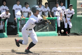 関学ー須磨学園　９回表関学無死一、二塁、三塁線にセーフティーバントを決める田渕＝尼崎市ベイコム