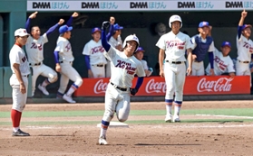 神戸国際大付－関学　５回裏神戸国際大付１死二塁、西川が左越え本塁打を放ち、７－３と突き放す＝いずれもほっともっと神戸（撮影・小林良多）