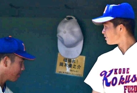 神戸国際大付のベンチにかけられたメッセージ付きの帽子（撮影・坂井萌香）