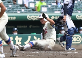 神戸国際大付-高川学園　７回裏神戸国際大付２死二塁、阪上の左前適時打で勝木が生還。４-３と勝ち越す＝２２日午後、西宮市の甲子園球場（撮影・秋山亮太）