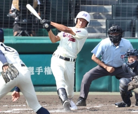 神戸国際大付－長崎商　６回裏神戸国際大付１死、三塁打を放つ関（撮影・小林良多）