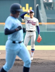 神戸国際大付-近江　２回裏近江無死、新野（左）に中越え本塁打を浴びた神戸国際大付の先発阪上（撮影・秋山亮太）