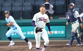 神戸国際大付－近江　７回裏近江２死三塁、山田（左）に本塁打を浴びる神戸国際大付の楠本（撮影・小林良多）
