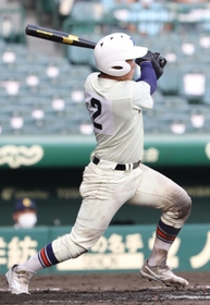 神戸国際大付-近江　５回表神戸国際大付無死、西川がソロ本塁打を放ち、１-３と追い上げる（撮影・長嶺麻子）
