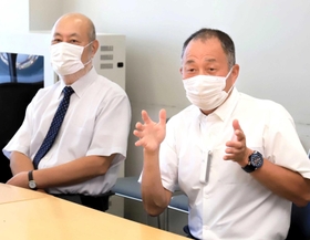 ベスト８に進出した今夏の熱戦を振り返る神戸国際大付の青木尚龍監督（右）と杉之内裕校長＝神戸新聞社（撮影・大森　武）
