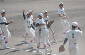 明石商-東洋大姫路　明石商を破り歓喜に沸く東洋大姫路ナイン＝２日午後、姫路市ウインク（撮影・秋山亮太）