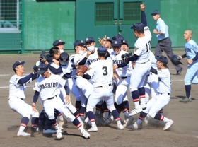 神院大付を５-２で下して優勝し、歓喜する社ナイン＝２日午後、明石トーカロ（撮影・吉田敦史）