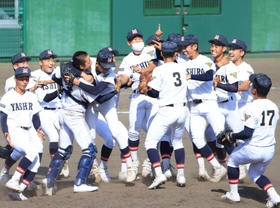 神院大付を５-２で下して優勝し、歓喜する社ナイン＝２日午後、明石トーカロ（撮影・吉田敦史）