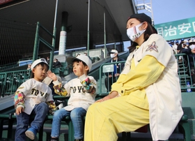息子らと東洋大姫路の試合を見つめる藤田明彦監督の長女橋本和佳子さん（右）＝２１日午後、西宮市の甲子園球場