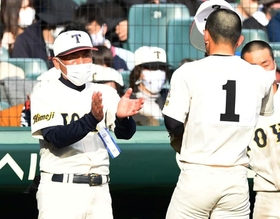 ベンチ前で手をたたいて選手を迎える東洋大姫路の藤田明彦監督（左）＝２１日午後、西宮市の甲子園球場（撮影・坂井萌香）