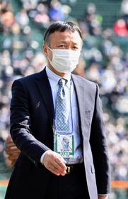 専用！必勝！東洋大姫路野球部ユニホーム このユニホームで甲子園に」 母校導く東洋大姫路・岡田監督