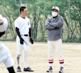 東洋大姫路、新体制で初練習 岡田新監督「姫路に優勝旗を」｜東洋大