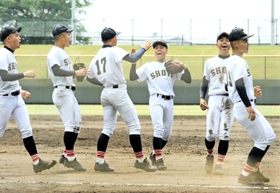 赤穂－松陽　逆転勝ちで４４年ぶりの８強入りを決め、喜ぶ松陽ナイン