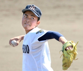 先発し、８回まで無失点で抑えた社の堀田（撮影・吉田敦史）