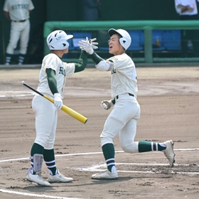 智弁和歌山－報徳　１回表報徳、堀（右）が先頭打者本塁打を放ち、笑顔でホームイン（撮影・秋山亮太）