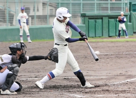 御影－神戸国際大付　３回裏神戸国際大付２死三塁、松尾が先制の右前適時打を放つ＝尼崎市ベイコム