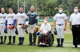 多可・吉川ー氷上西　接戦を制し、観客席に向かって整列する記録員の山崎（右から３人目）ら、氷上西の選手ら＝豊岡こうのとり