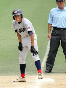 夢前・生野－宝塚西　２回裏、２死満塁から走者一掃の三塁打を放った宝塚西の福浦＝三田市アメニスキッピー