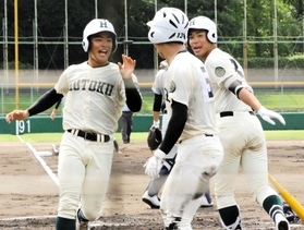 報徳－姫路商　１回裏報徳無死一、二塁、堀の中越え適時三塁打で丸岡（右から２人目）と岩本（同３人目）が生還、２－０とする＝尼崎市ベイコム