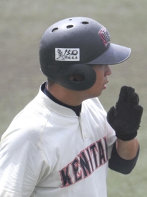 創造学園高校野球部　ヘルメット 整然と並べられた興南高野球部のヘルメット。これも我喜屋さんの