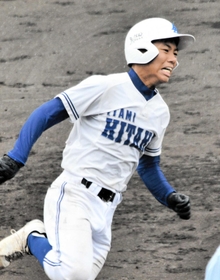 伊丹北－太子　８回裏伊丹北無死、武田が右中間へランニング本塁打を放つ＝姫路市ウインク