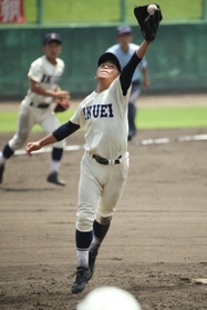 育英－姫路西　７回表姫路西無死、柿本の打球に飛びつく育英の山本崇＝高砂（撮影・辰巳直之）