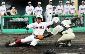 報徳－有馬　７回裏有馬１死一、二塁、国重の左前打で二走野田が本塁を狙うもタッチアウト。捕手堀＝尼崎市ベイコム