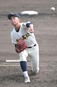 市川-三木　６回を投げ、被安打３無失点と好投した市川の吉田＝姫路市ウインク（撮影・坂井萌香）