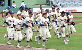 延長戦を制し、決勝進出を決めた神戸国際大付ナイン＝神戸市須磨区緑台、ほっともっとフィールド神戸（撮影・坂井萌香）