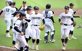 長田-社　決勝進出を決め、喜ぶ社ナイン＝いずれも神戸市須磨区、ほっともっとフィールド神戸（撮影・坂井萌香）