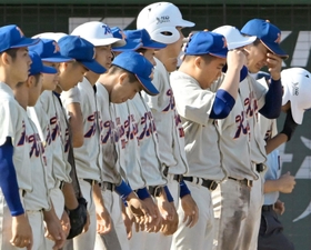 神戸国際大付-社　延長タイブレークの末に敗れ、悔しさにうつむく神戸国際大付ナイン＝ほっともっとフィールド神戸（撮影・秋山亮太）