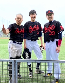 現役引退後、ＪＲ駅員として働きながら職場の草野球チームで汗を流す大前佑輔さん（中央）＝本人提供
