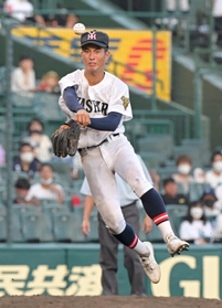 県岐阜商戦の８回表、ゴロをさばく社の三塁手、岡本遥輝＝９日、甲子園球場