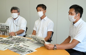 兵庫大会や甲子園での試合を振り返る（左から）社の若浦直樹校長、山本巧監督、高原大輝部長＝神戸市中央区、神戸新聞社（撮影・秋山亮太）