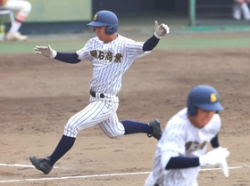 明石商－東洋大姫路　３回裏明石商１死二、三塁、岸部（手前）のスクイズで生還する山本＝姫路市ウインク球場（撮影・鈴木雅之）