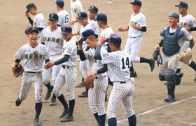明石商－東洋大姫路　東洋大姫路を破り、笑顔を浮かべる明石商の選手たち＝姫路市ウインク球場（撮影・鈴木雅之）