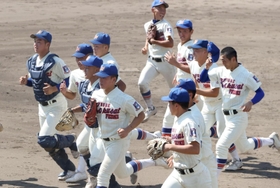 夏の兵庫大会覇者の社に勝利し、決勝進出を決めた神戸国際大付ナイン＝１日午後、姫路市ウインク球場（撮影・小林良多）