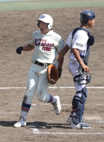 社－神戸国際大付　８回表神戸国際大付２死満塁、日置の適時三塁打で気勢を上げて生還する二走伊吹。一挙３人がかえり、６－１と突き放す＝姫路市ウインク球場（撮影・小林良多）