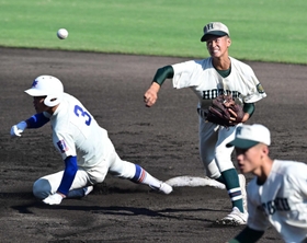 ６試合で１失策の堅守を支えた報徳のショート竹内（中央）＝姫路市ウインク