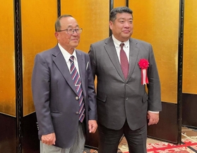 記念撮影に応じる関学の広岡総監督（左）と報徳時代の教え子で現在は大阪桐蔭を率いる西谷監督＝神戸ポートピアホテル