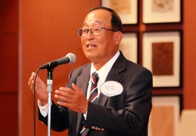 自身の監督勇退記念パーティーでスピーチする関学の広岡総監督＝神戸ポートピアホテル