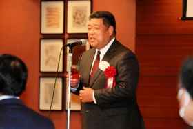 報徳時代の恩師である広岡氏の監督勇退パーティーで乾杯のあいさつをする大阪桐蔭の西谷監督＝神戸ポートピアホテル