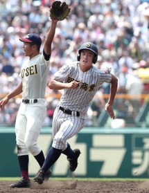 ２０１８年夏、全国高校野球選手権大会の八戸学院光星戦で、疾走する明石商の植本亮太さん＝兵庫県西宮市の甲子園球場