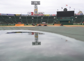 天候不良で順延となり、シートで覆われたグラウンド＝２３日午前、西宮市の甲子園球場（撮影・風斗雅博）