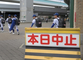 球場を後にする健大高崎の選手たち＝２３日午前、西宮市の甲子園球場（撮影・風斗雅博）