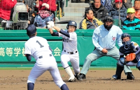 鳴門戦で安打を放つ飯田さん＝２０１２年３月２４日、甲子園球場