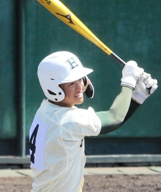 報徳－飾磨工　１回裏報徳２死満塁、林が右前に先制の適時打を放つ＝明石トーカロ