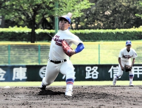 須磨学園-神戸国際大付　６回を投げて被安打３、10奪三振の好投を見せた神戸国際大付の津嘉山＝明石トーカロ