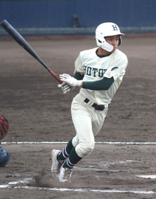 報徳-市和歌山　８回表報徳１死一塁、橋本が右前打を放つ（撮影・長嶺麻子）