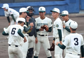 報徳-市和歌山　７回裏、マウンドに集まって励まし合う報徳ナイン＝大阪シティ信用金庫スタジアム（撮影・長嶺麻子）